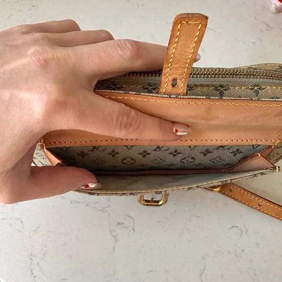 Authentic LV small crossbody! TH1020 - Picture 4 of 10